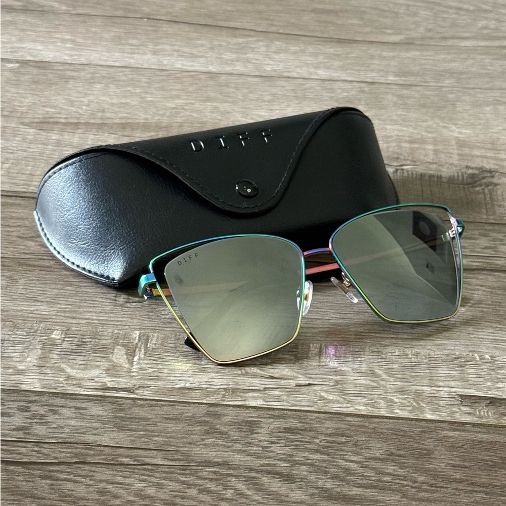 Diff Eyewear Women's Iridescent Mirror Lens Metal Frame Sunglasses